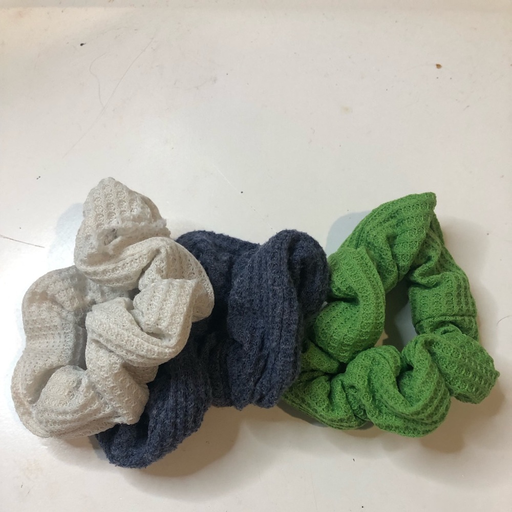 💯3 CUTE SCRUNCHIES💯